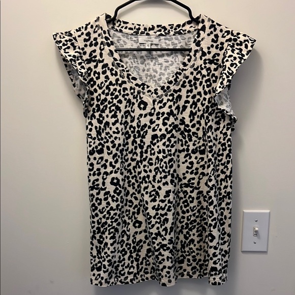 Maurice’s short sleeve back and white leopard print V neck top Size medium - Picture 1 of 6